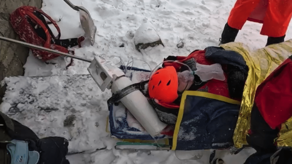 Sports d’hiver : les gendarmes du PGHM, ces anges gardiens de la montagne
Les gendarmes du PGHM, secouristes de l’extrême, interviennent dans des circonstances souvent difficiles pour aider les skieurs et randonneurs en difficulté. Le 13 Heures a suivi ceux de la caserne de Pierrefitte-Nestalas (Hautes-Pyrénées).