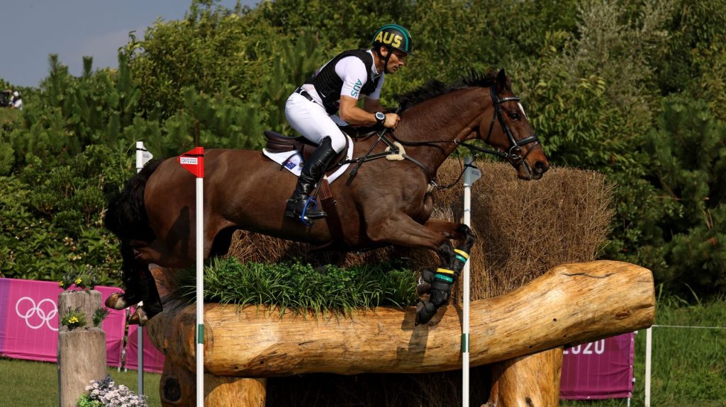 Equitation : le triple médaillé olympique australien Shane Rose menacé de suspension aux Jeux de Paris pour avoir concouru en maillot de bain
Lors d'un concours organisé près de Sydney le 11 février, le cavalier de 50 ans s'était présenté avec un maillot de bain "mankini", popularisé par le film "Borat", lors d'une épreuve de saut d'obstacles.