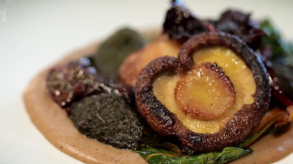 Gastronomie : le shiitaké, un champignon venu d'Asie, dans les assiettes françaises
La rubrique "Les petits plats dans l'écran" présente un champignon cultivé depuis des siècles en Asie, samedi 24 février. Le shiitaké est un produit de saison qui tente de concurrencer le champignon de Paris dans les assiettes françaises.