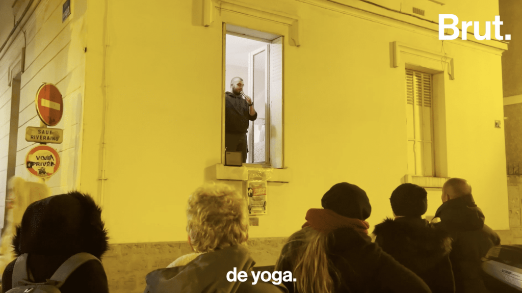 Vidéo
A Montrouge, il fait du stand-up depuis la fenêtre de chez lui
Humoriste, Bayron a choisi une scène bien particulière : il se produit tous les jeudis et dimanches à 19h30 depuis son salon à Montrouge. Brut est parti le rencontrer.