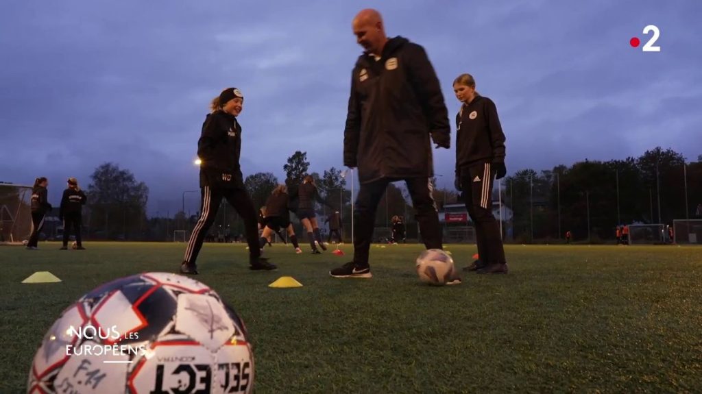 Vidéo
Pour développer le goût du sport, la Suède a interdit les classements pour les équipes des moins de 13 ans
En 2016, pour redonner le plaisir d’une pratique sportive aux jeunes en supprimant toute forme de compétition, la Suède a supprimé les classements des équipes juniors. Depuis, sans la pression de la performance, les clubs sportifs font le plein. Extrait de "Nous, les Européens".
