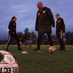 Vidéo
Pour développer le goût du sport, la Suède a interdit les classements pour les équipes des moins de 13 ans
En 2016, pour redonner le plaisir d’une pratique sportive aux jeunes en supprimant toute forme de compétition, la Suède a supprimé les classements des équipes juniors. Depuis, sans la pression de la performance, les clubs sportifs font le plein. Extrait de "Nous, les Européens".