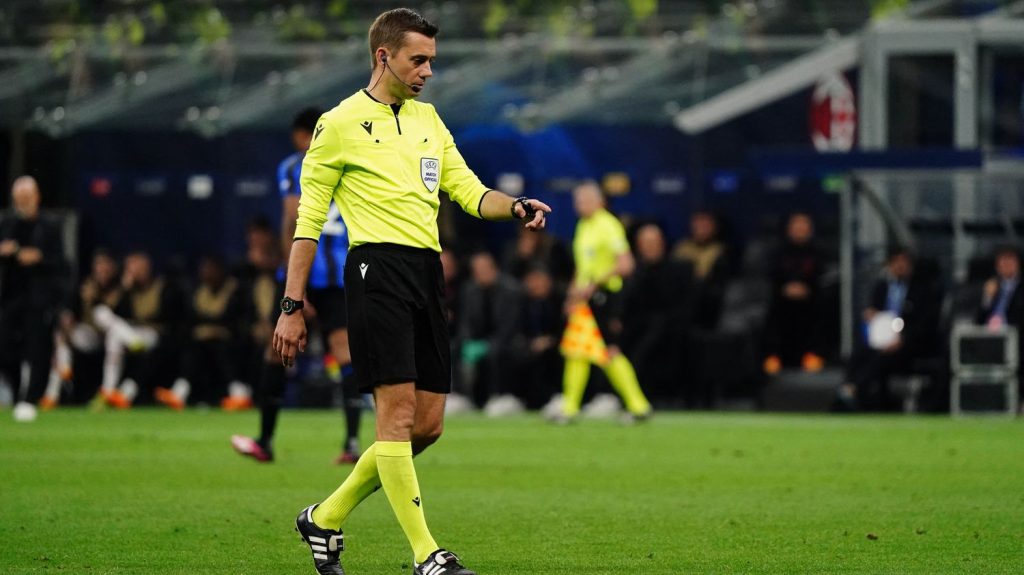 "Il est essentiel que le football professionnel soit exemplaire", demande le syndicat des arbitres après de vives critiques
Olivier Lamarre, porte-parole du Safe estime que "les instances, les politiques doivent protéger les arbitres".