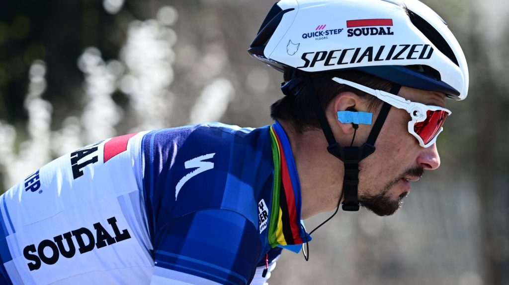 Cyclisme : le syndicat des coureurs demande au manager de l'équipe Soudal-Quick Step de "cesser immédiatement son harcèlement systématique" envers Julian Alaphilippe
Selon Pascal Chanteur, président du syndicat des coureurs, le contrat entre Julian Alaphilippe et son manager Patrick Lefevere doit être respecté sans mettre une pression supplémentaire sur les épaules d'un champion qui en a déjà beaucoup.