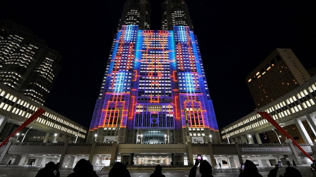 Le plus grand vidéo mapping au monde illumine les tours du gouvernement métropolitain de Tokyo
Le Guinness World Records a certifié l'attraction appelée "Tokyo Night and Light" comme étant "la plus grande projection architecturale en mapping permanente".