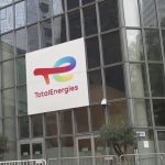 TotalEnergies : le géant pétrolier engrange un bénéfice record de 19,8 milliards d'euros en 2023
Si TotalEnergies rappelle que le groupe investit dans le renouvelable, ses bénéfices proviennent encore essentiellement des énergies fossiles, à savoir le gaz et le pétrole.