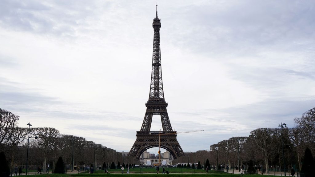 Paris : la tour Eiffel de nouveau fermée ce mardi en raison d'une grève
Une grève reconductible a été lancée ce lundi par les deux syndicats représentatifs du personnel (la CGT et FO) qui dénoncent la gestion financière du site.
