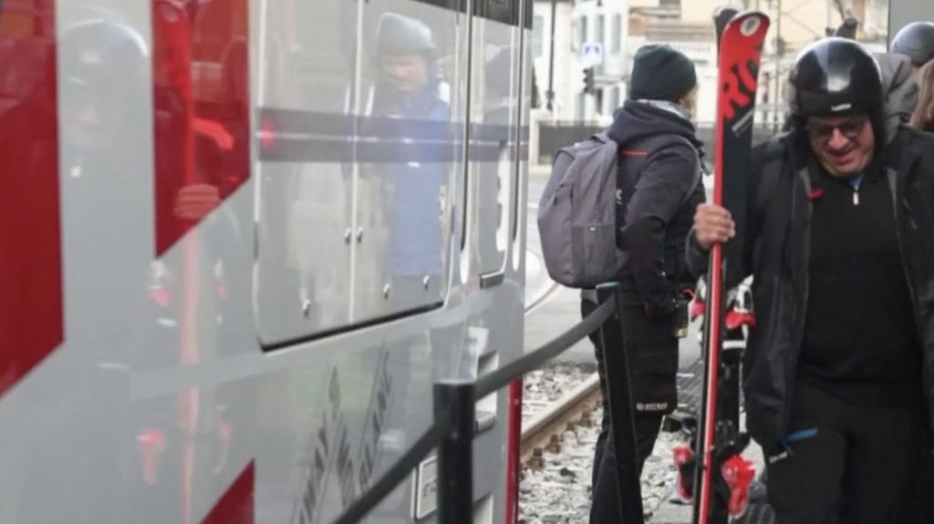 Mont-Blanc : le plus haut tramway de France
Le train à crémaillères le plus haut de France dessert le Mont-Blanc. Chaque jour, le tramway transporte des visiteurs et des skieurs.