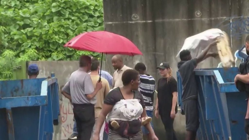 Mayotte : plus de 300 migrants transférés en France métropolitaine
Après les annonces de Gérald Darmanin, 308 migrants installés à Mayotte vont être transférés en France métropolitaine. 200 d'entre eux vont être accueillis dans un château des Yvelines.
