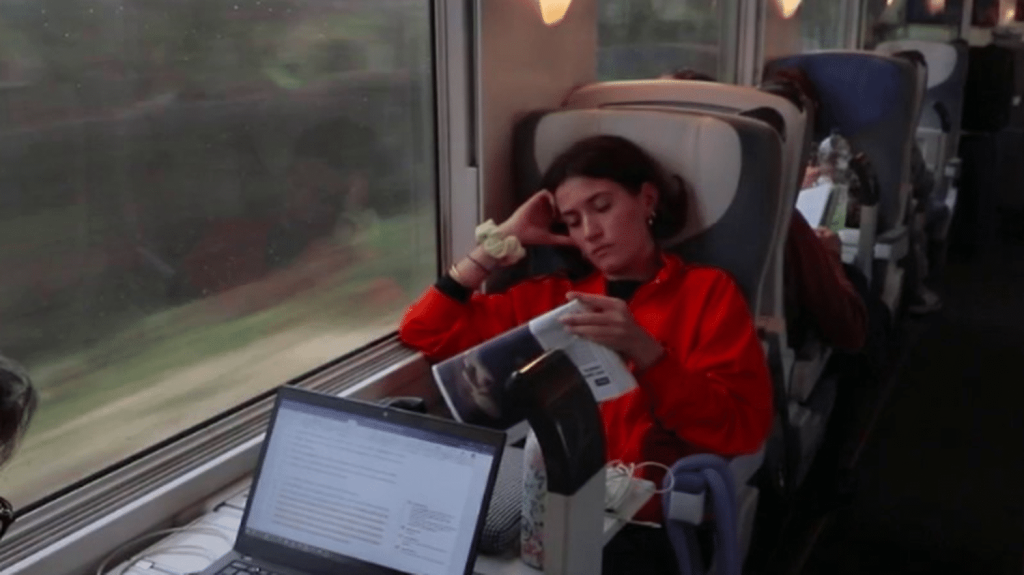 SNCF : le ras-le-bol des usagers de la ligne Paris/Clermont-Ferrand
La ligne entre Paris et Clermont-Ferrand est sujette à un enchaînement de retards. À bord, le matériel est vétuste et inconfortable. Les usagers doivent souvent anticiper et faire preuve de patience.