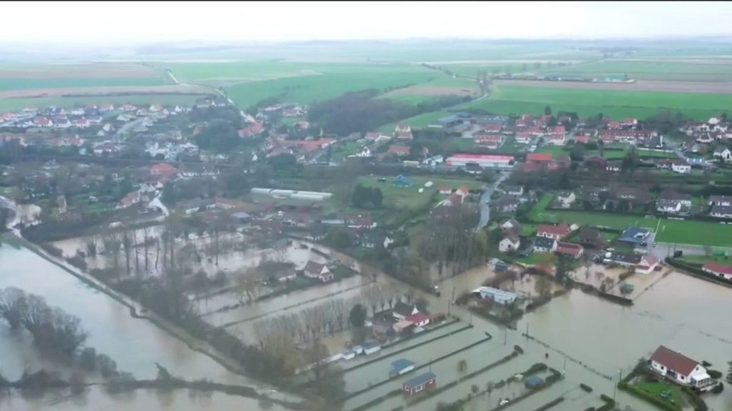 Intempéries : la Seine-Maritime et le Pas-de-Calais touchés par des vents violents et des inondations
Le littoral atlantique a été balayé par des vents violents, lundi 26 février. Dans le Pas-de-Calais, plusieurs communes ont été inondées une nouvelle fois.