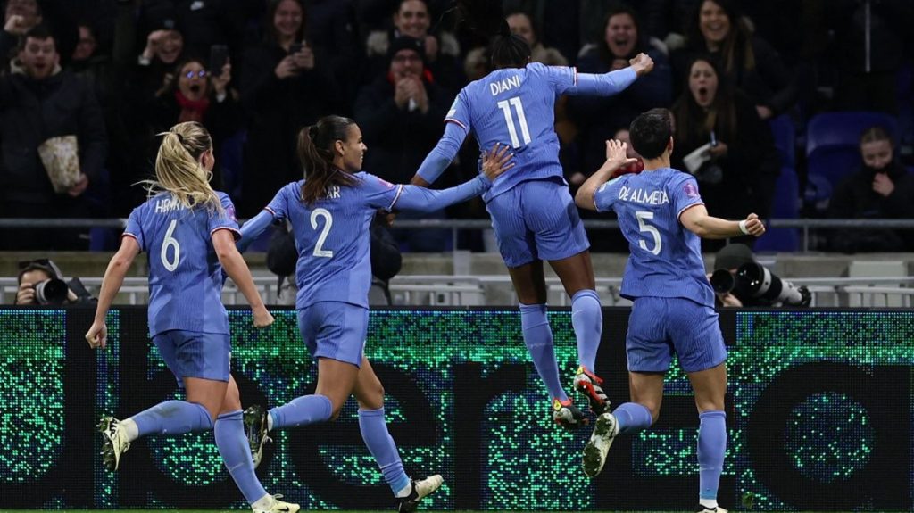 Ligue des nations : enfin une finale, un record d'affluence et la bête noire matée... Soir de premières pour les Bleues face à l'Allemagne
En dominant les Allemandes, vendredi à Lyon, l'équipe de France féminine a décroché un succès historique à plus d'un titre.