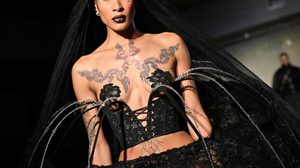 La marque du jeune prodige Victor Weinsanto fait souffler un vent queer sur la Fashion Week parisienne
L’Alsacien de 29 ans, protégé de Jean Paul Gaultier, a fait sensation mardi 27 février avec des robes corsetées et colorées, hommage à l’esthétique queer et burlesque.