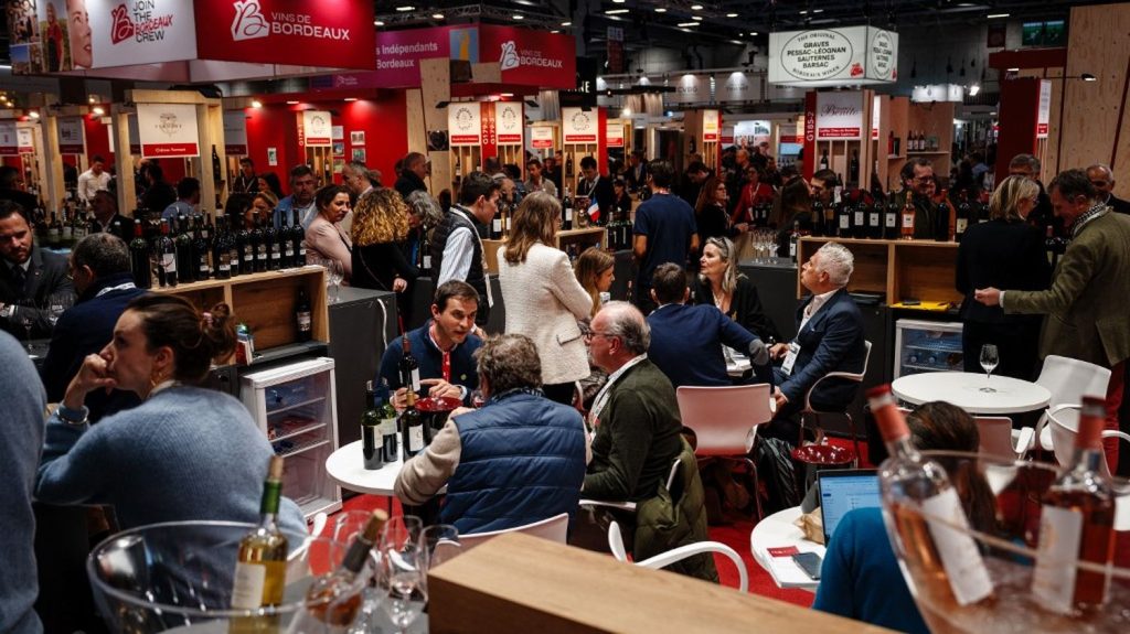 Vinexpo 2024 : baisse de la consommation, aléas climatiques, hausse des coûts de production... les viticulteurs veulent préserver leur avenir
Plusieurs milliers de professionnels du vin sont réunis à Paris pour la 5e édition de Vinexpo. Ce salon a pour vocation de trouver des débouchés commerciaux tant en France qu'à l'étranger, alors que la filière rencontre de nombreuses difficultés.