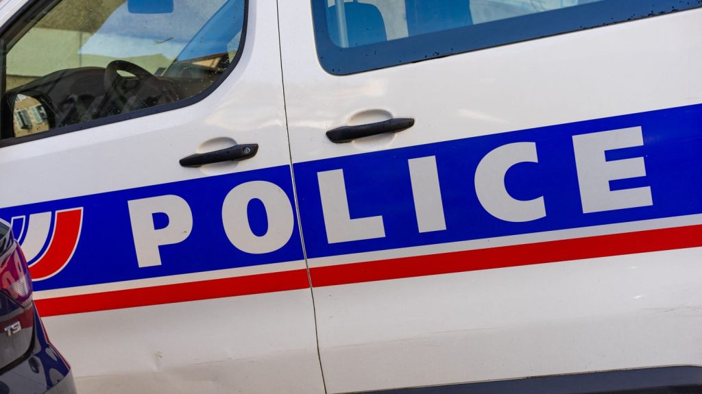 Bouches-du-Rhône : onze personnes interpellées pour le vol de 25 voitures de luxe, dans le cadre de l'opération "place nette"
Onze personnes ont été interpellées dans le département des Bouches-du-Rhône et placées en garde à vue, après le vol de 25 voitures de luxe. Six d'entre elles ont été déférées devant un juge d'instruction.
