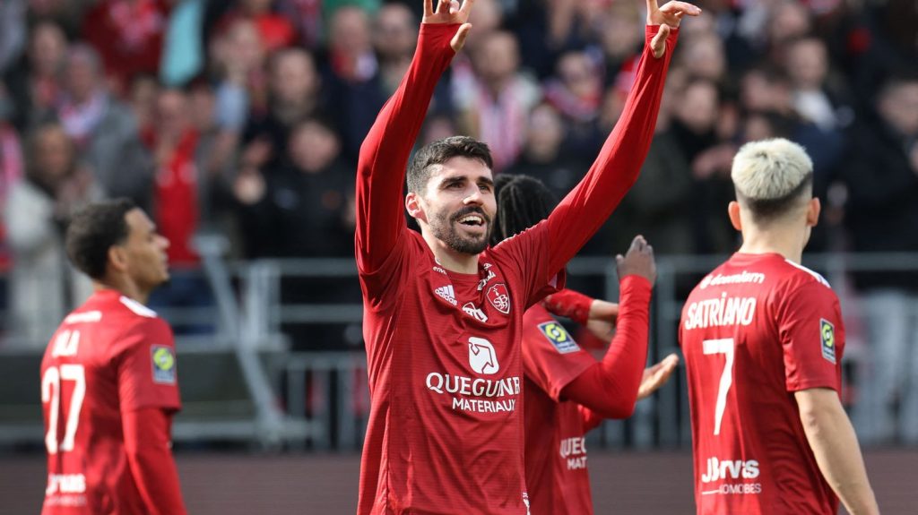Ligue 1 : Pierre Lees-Melou, un homme discret devenu tête d'affiche de Brest, surprenant dauphin du PSG
Brillant avec le Stade brestois, le milieu de terrain est la plaque tournante du jeu des deuxièmes de Ligue 1. Un destin atypique, pour un joueur qui n'envisageait pas une carrière professionnelle.