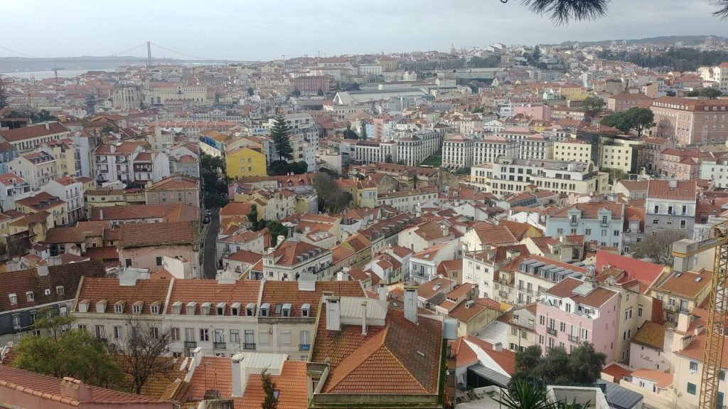 Le Portugal, toujours plus "attractif" pour les entreprises françaises
Le Portugal aux urnes ce dimanche pour des élections législatives, dont l'un des enjeux sera de mesurer la percée de l'extrême droite face aux socialistes et au centre droit qui devraient rester en tête. Très présentes dans le pays, les entreprises françaises emploient 60 000 personnes.