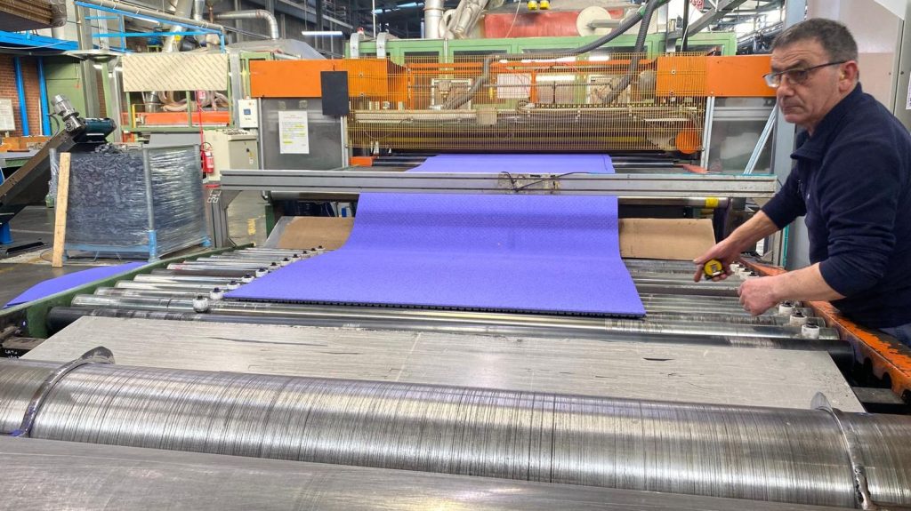 Reportage
Paris 2024 : on a visité l'usine italienne qui fabrique la piste d'athlétisme violette ultrarapide du Stade de France
Dans cette usine près de Turin, tout est pensé pour que la piste d'athlétisme améliore la performance des athlètes.