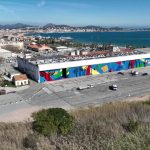 A Fréjus, le street artiste César Malfi réalise une fresque géante de 1500 m²
120 mètres de long et 12 mètres de haut, cette œuvre XXL est sans doute l’une des plus grandes jamais réalisées en France.