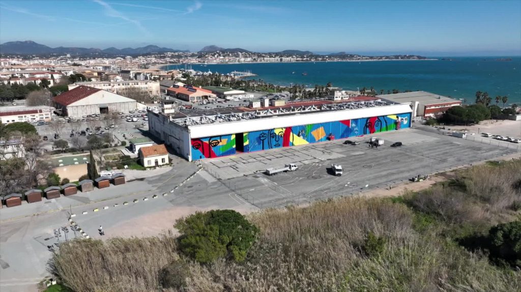 A Fréjus, le street artiste César Malfi réalise une fresque géante de 1500 m²
120 mètres de long et 12 mètres de haut, cette œuvre XXL est sans doute l’une des plus grandes jamais réalisées en France.