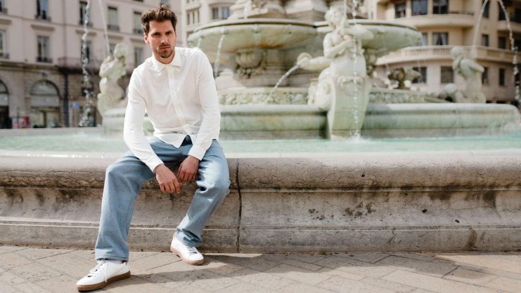 La marque vertueuse 1083 propose des jeans 100% français, du champ de coton à la confection
En France, où la toile "de Nîmes" a vu le jour, le savoir-faire renaît, notamment avec la marque 1083 qui produit des jeans entièrement français, dont le coton est cultivé dans le sud du pays.
