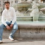 La marque vertueuse 1083 propose des jeans 100% français, du champ de coton à la confection
En France, où la toile "de Nîmes" a vu le jour, le savoir-faire renaît, notamment avec la marque 1083 qui produit des jeans entièrement français, dont le coton est cultivé dans le sud du pays.