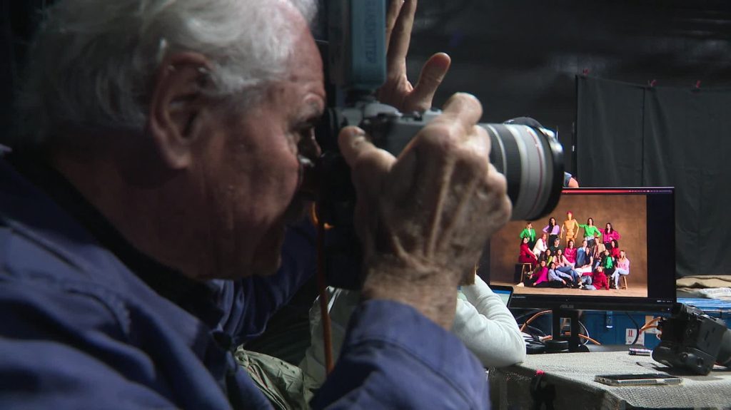 Le photographe Yann Arthus-Bertrand passe par la Corse pour son projet qui donne un visage à la diversité française
Le célèbre photographe poursuit son tour de France avec un sujet central visant à répondre à la question : "Qu’est-ce qu’être Français ? ". 15 000 personnes se sont déjà prêtées au jeu. Il a fait escale à Ajaccio pour photographier les Corses d'aujourd'hui.