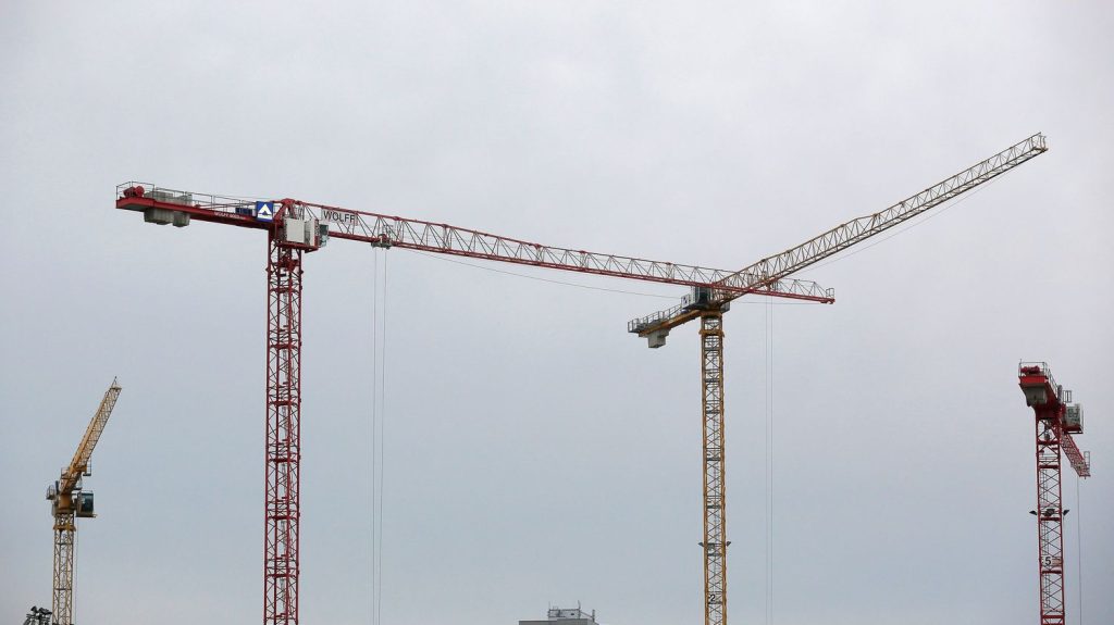 "Il va y avoir des catastrophes" : la Fédération des promoteurs immobiliers craint 300 000 suppressions de postes d'ici un an et demi
Alors que le secteur de l'immobilier s'effondre, des géants comme Nexity ou Vinci annoncent envisager des suppressions de postes dans les mois à venir.