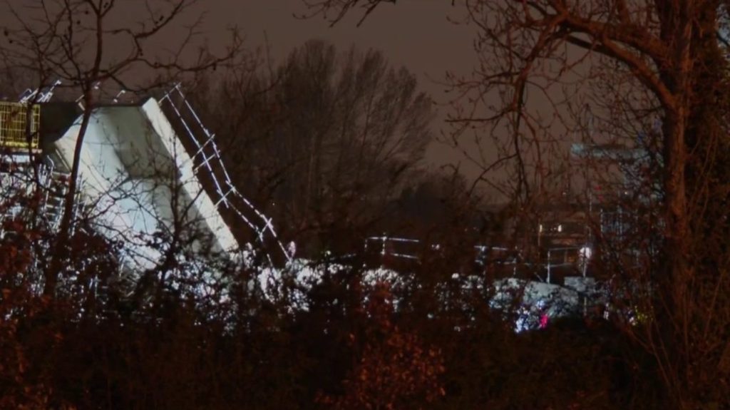 Toulouse : accident mortel sur le chantier du métro aérien
Un accident spectaculaire et dramatique sur le chantier du métro aérien de Toulouse (Haute-Garonne). Le tablier d'un viaduc en construction s'est écroulé alors que six ouvriers travaillaient dessus, lundi 4 mars. L'un d'eux a été tué.