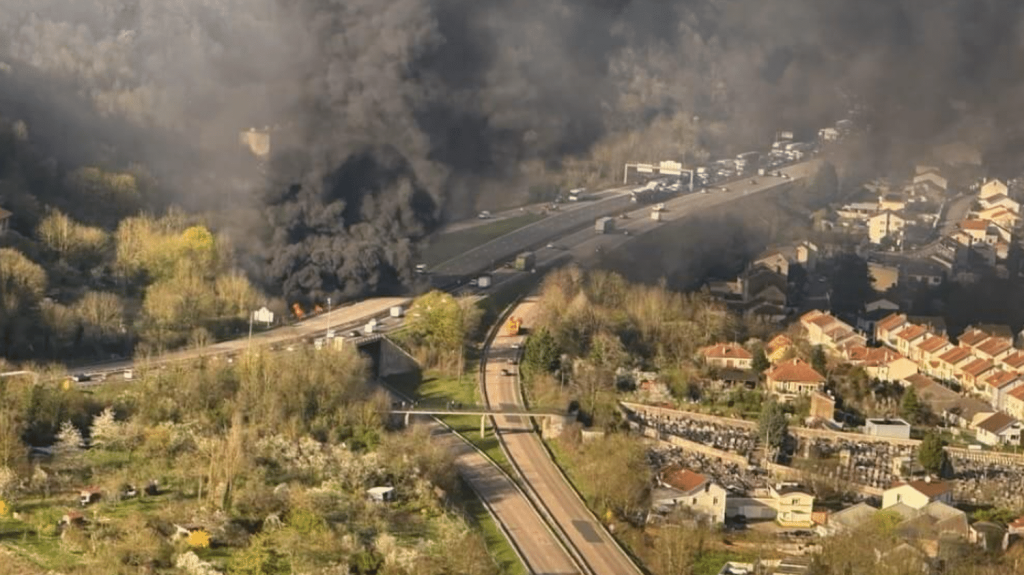Un poids lourd accidenté déverse plus de 20 000 litres de produit inflammable près de Nancy
Une grande quantité d'acrylate de butyle stabilisé s'est déversée sur l'autoroute A31, en Meurthe-et-Moselle. "La consommation de l'eau du robinet ne fait donc l'objet d'aucune restriction", a précisé la préfecture.