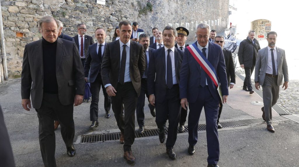 Autonomie de la Corse : "Décisif", "petite étape", "des réserves"... La sphère politique corse prudente après l'accord sur une "écriture constitutionnelle"
Alors que le gouvernement et des élus corses sont tombés d'accord, la nuit dernière, sur un projet d'écriture constitutionnelle prévoyant "la reconnaissance d'un statut d'autonomie" de l'île, entre attentes et satisfaction, les élus réagissent.