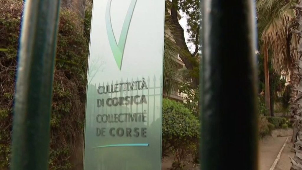 Autonomie de la Corse : un accord trouvé entre le gouvernement et les élus corses
Après plus d'un an de négociations, un accord a été trouvé en Corse, avec un texte qui prévoit un statut d'autonomie de l'île, au sein de la République.