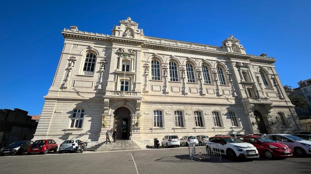 "On est dans l'anti #MeToo" : nouvelles accusations contre une professeure de chant lyrique à Marseille, déjà visée par des plaintes pour agressions sexuelles et viol
Un élève de première année au Conservatoire de musique Pierre-Barbizet a, à son tour, dénoncé les agissements de cette professeure de chant lyrique, déjà mise en cause par trois autres élèves.