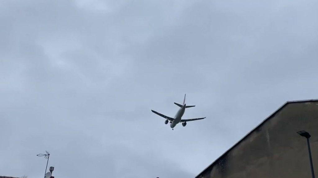 Transports : l'aéroport de Toulouse-Blagnac prévoit la fin des vols de nuit à l'été 2024
Pour limiter les nuisances sonores, et sous la pression des riverains, l'aéroport de Toulouse-Blagnac a convenu d'arrêter ses vols entre minuit et 6 heures du matin pour la saison estivale.
