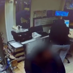 Fraude : afficher les photo des voleurs, une pratique bientôt légale pour les commerçants ?
Certains commerçants, excédés par les vols répétés dans leur boutique, affichent le portrait de leur voleur photographié par la vidéosurveillance. Cette pratique, qui se veut dissuasive, est illégale. Mais un député vient de déposer une proposition de loi pour l'autoriser.