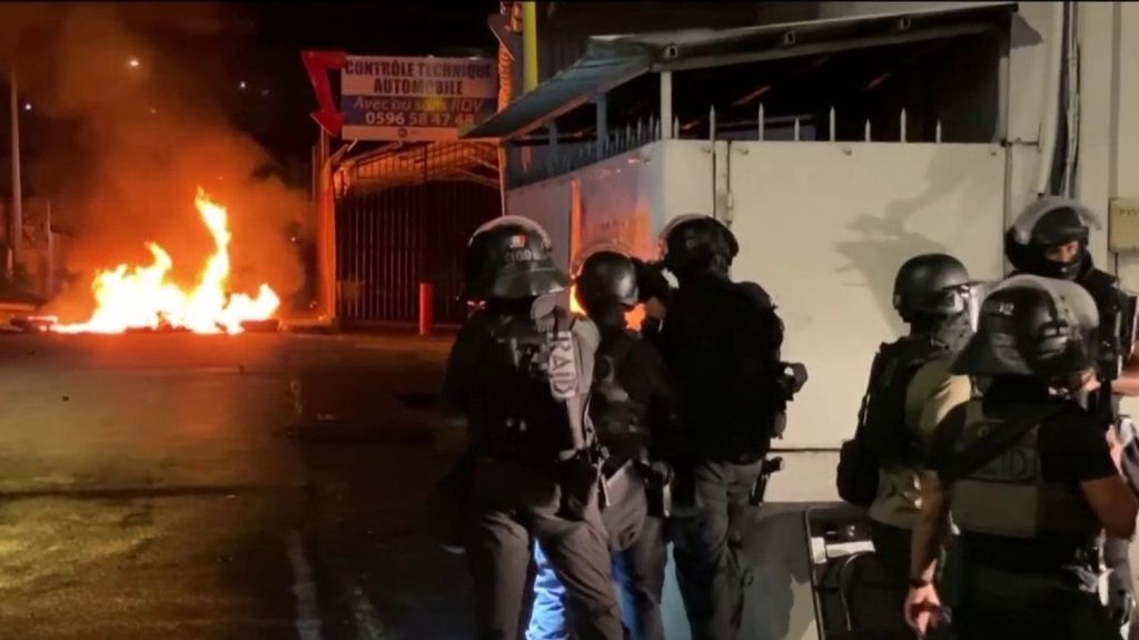 Martinique : des affrontements entre émeutiers et forces de l’ordre
Des affrontements ont été observés entre des émeutiers et les forces de l’ordre en Martinique, mercredi 13 mars. En cause ? L’arrestation d'Hervé Pinto, un activiste qui dit être héritier d’un terrain dont il aurait été spolié.