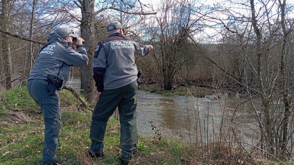Témoignages
"On ne comprend pas cet acharnement" : après la colère du monde agricole, les agents de l'OFB confient leur incompréhension
Nous avons rencontré des agents de l'Office français de la biodiversité dans le Puy-de-Dôme pour discuter avec eux de leur quotidien et de la manière dont ils ont vécu la crise dans le monde agricole. S'ils ont été très critiqués par les agriculteurs, l'institution a aussi été peu soutenue par le gouvernement.