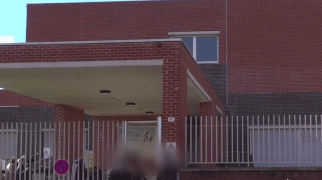 Côte-d’Or : l’agresseur du collège de Chenôve placé en détention provisoire
L’adolescent arrêté vendredi 15 mars après avoir menacé avec un couteau la principale du collège de Chenôve a été présenté à un juge en vue de sa mise en examen. Le parquet demande son placement en détention provisoire.