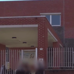 Côte-d’Or : l’agresseur du collège de Chenôve placé en détention provisoire
L’adolescent arrêté vendredi 15 mars après avoir menacé avec un couteau la principale du collège de Chenôve a été présenté à un juge en vue de sa mise en examen. Le parquet demande son placement en détention provisoire.