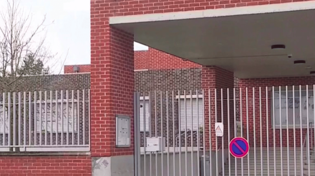 Côte-d’Or : l’agresseur du collège de Chenôve a été mis en examen
Deux jours après la tentative d’attaque au couteau d’une cheffe d’établissement en Côte-d’Or, l’assaillant présumé de 15 ans a été mis en examen, dimanche 17 mars, et placé en détention provisoire.