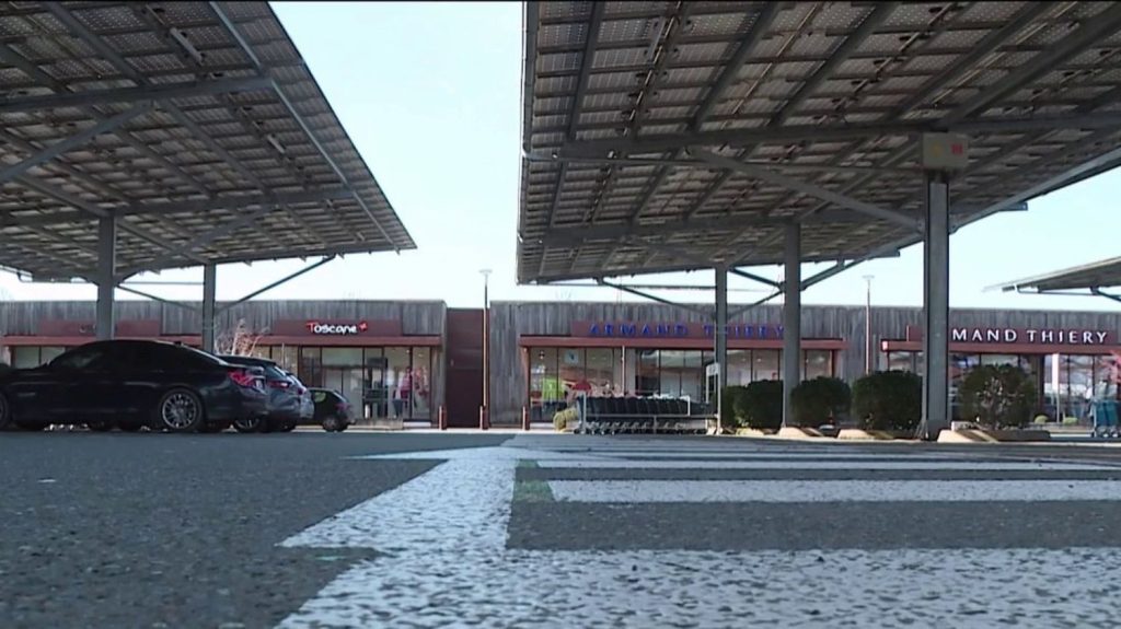 Aveyron : un homme décède après une agression sur un parking
Un homme de 45 ans a perdu la vie après une agression à l'arme blanche sur un parking d'un supermarché à Onet-le-Château (Aveyron) dans la soirée du dimanche 17 mars, après une altercation sur le parking, sous les yeux de la femme et de l'enfant de la victime.