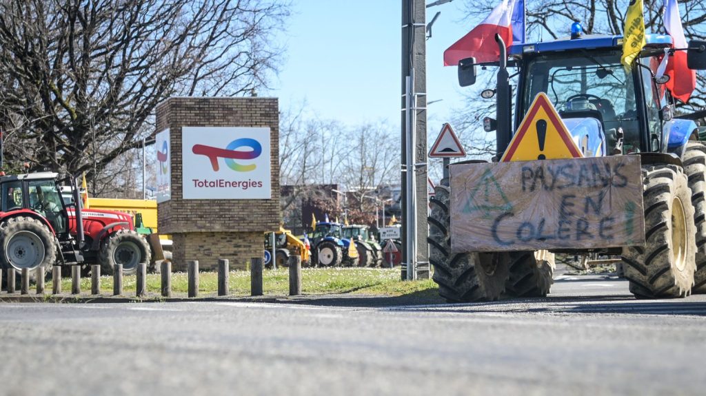 Après plus d'une semaine de blocage, des agriculteurs ont été délogés du centre TotalEnergies à Pau
Ils réclamaient le litre de GNR à 1 euro TTC. Surpris de l'intervention des forces de l'ordre, les agriculteurs n'ont pas opposé de résistance.