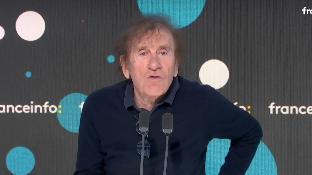 Alain Souchon et ses deux fils, Pierre et Ours ensemble sur les routes de France : "On est assez potes dans la vie, c'est joyeux"
Tous les jours, une personnalité s'invite dans le monde d'Élodie Suigo. Mardi 12 mars 2024 : un père et ses deux fils, Alain, Pierre et Charles Souchon. Ils seront à la soirée de gala des 20 ans de la Fondation Recherche Alzheimer et puis sur les routes de France en concert pour se replonger dans le répertoire d’Alain, à partir du 5 mai.