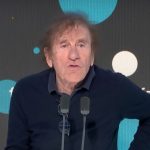 Alain Souchon et ses deux fils, Pierre et Ours ensemble sur les routes de France : "On est assez potes dans la vie, c'est joyeux"
Tous les jours, une personnalité s'invite dans le monde d'Élodie Suigo. Mardi 12 mars 2024 : un père et ses deux fils, Alain, Pierre et Charles Souchon. Ils seront à la soirée de gala des 20 ans de la Fondation Recherche Alzheimer et puis sur les routes de France en concert pour se replonger dans le répertoire d’Alain, à partir du 5 mai.