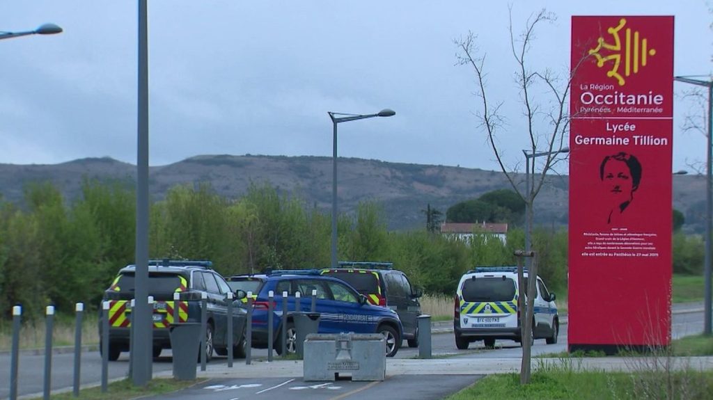 Aude : une alerte à la bombe engendre le confinement de 1 500 élèves
Dans un lycée de Castelnaudary (Aude), une alerte à la bombe a déclenché l'intervention des forces de l'ordre et le confinement des 1 500 élèves, mardi 26 mars. S'il s'agissait d'une fausse alerte, la situation a déclenché une vague de stress chez les lycéens.