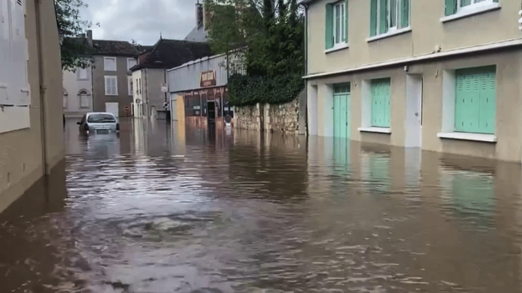 Crues : l’Indre-et-Loire et la Vienne en alerte maximale
Cinq départements du Centre-Ouest sont en vigilance orange crues ce samedi 30 mars. L’Indre-et-Loire et la Vienne sont même passées en alerte rouge. Le centre-ville de Montmorillon, dans la Vienne, est complètement sous les eaux.