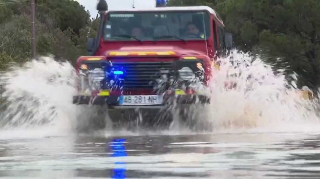 Tempête Monica : tour d'horizon des dégâts en France
Le Gard fait partie des dix départements en vigilance orange. Si le Sud-Est est confronté à de forts cumuls de pluie, des inondations et des crues, Météo France alerte aussi pour vents violents et alertes d’avalanches.