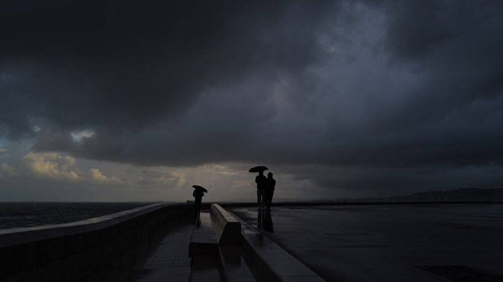 Météo : la vigilance orange pour "crues" est levée dans les Landes, l'Aveyron et la Lozère, 10 départements toujours en alerte
Sept personnes sont portées disparues : un homme en Ardèche et six dans le Gard, dont deux enfants.