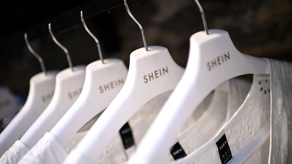 Fast fashion : "Si on n'y prend pas garde, il peut y avoir une destruction de tous nos emplois en France", alerte le président de la fédération française du prêt-à-porter
La proposition de loi visant à sévir contre la "fast fashion" a commencé à être examinée à l'Assemblée nationale jeudi.