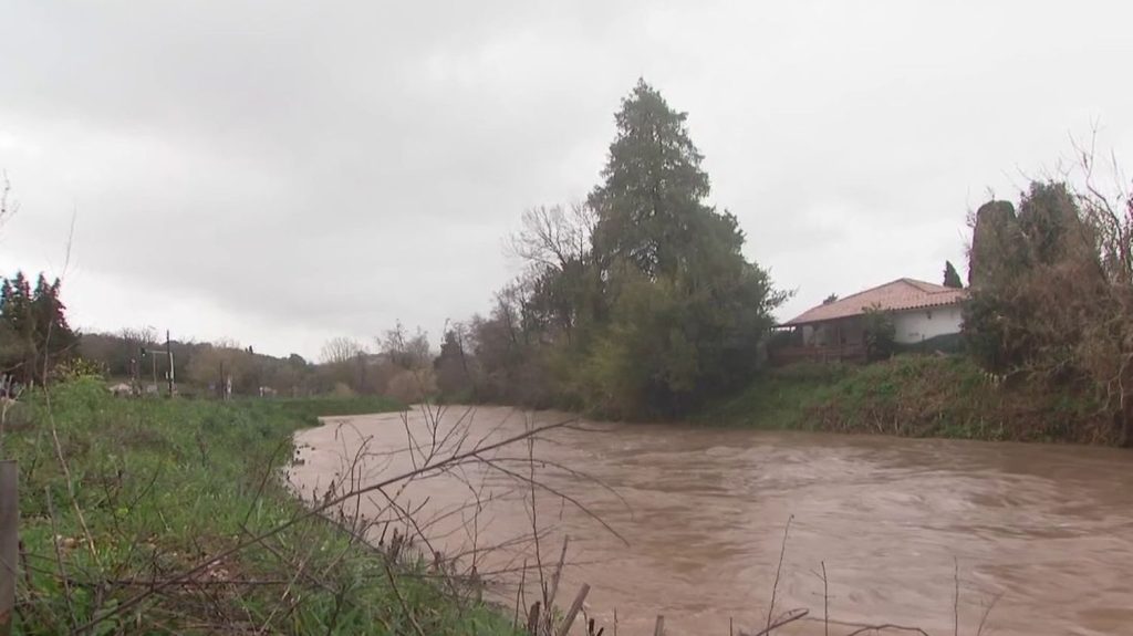 Alpes-Maritimes : placé en vigilance orange, Nice craint de nouvelles intempéries
Le département des Alpes-Maritimes a été placé en vigilance orange pluie et inondation samedi 9 mars. Des records de précipitations ont notamment été atteints à Nice, où les habitants craignent de nouveaux dégâts.